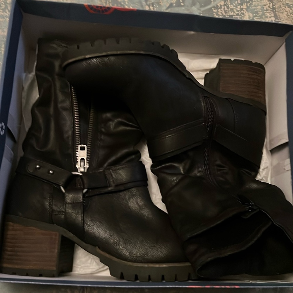 Elegant Black Heeled Boots